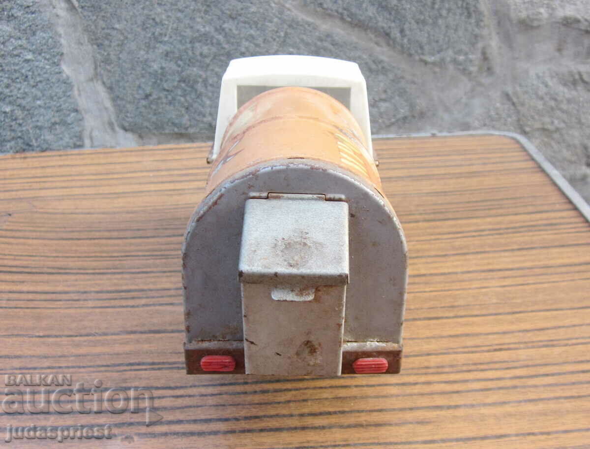 old metal tin toy garbage truck - 5 old metal tin toy garbage truck - 5