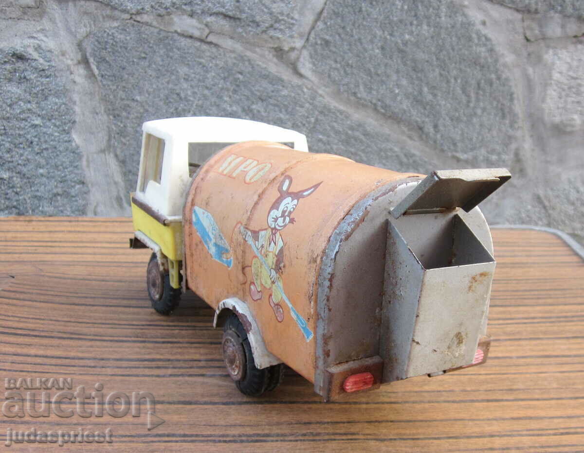 old metal tin toy garbage truck - 6 old metal tin toy garbage truck - 6