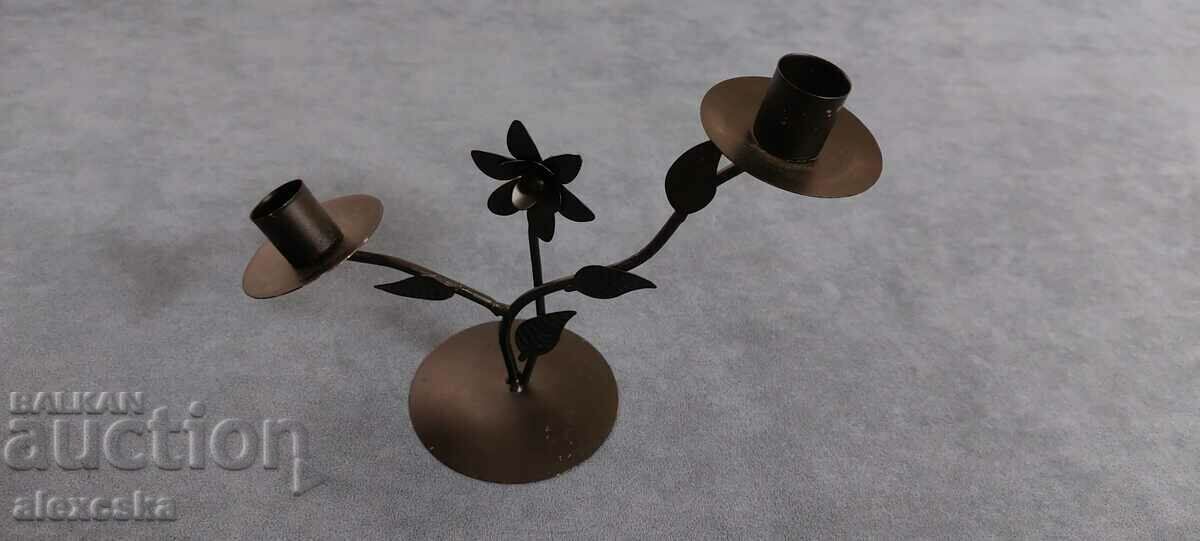 Παράδοση μεταλλικό κηροπήγιο