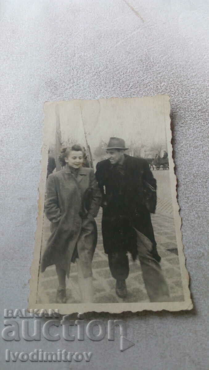 Φωτογραφία Σοφία Άνδρας και γυναίκα σε έναν περίπατο 1949