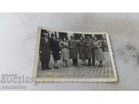 Снимка София Връбница Мъже и жени на площада 1949
