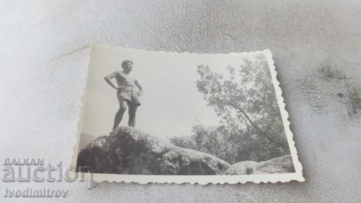 Φωτογραφία Άνδρας με σορτς σε βράχο