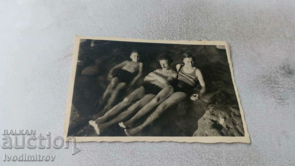 Photo Man, boy and girl in swimsuits in a mountain stream