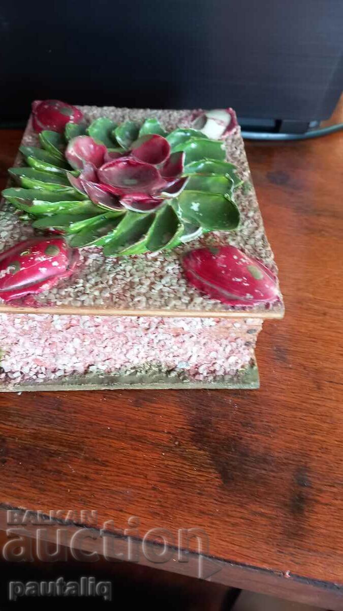 Auction OLD BOX OF SHELLS Auction OLD BOX OF SHELLS