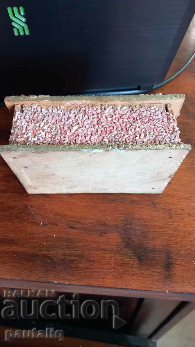 OLD BOX OF SHELLS - 5 OLD BOX OF SHELLS - 5