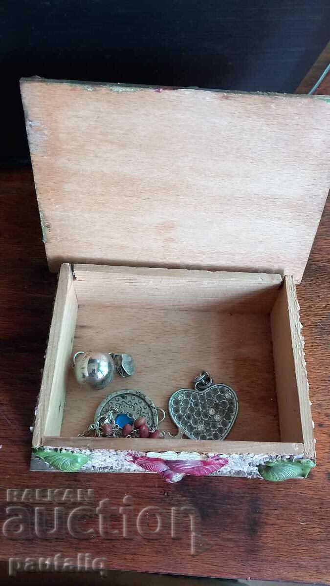 OLD BOX OF SHELLS - 6 OLD BOX OF SHELLS - 6