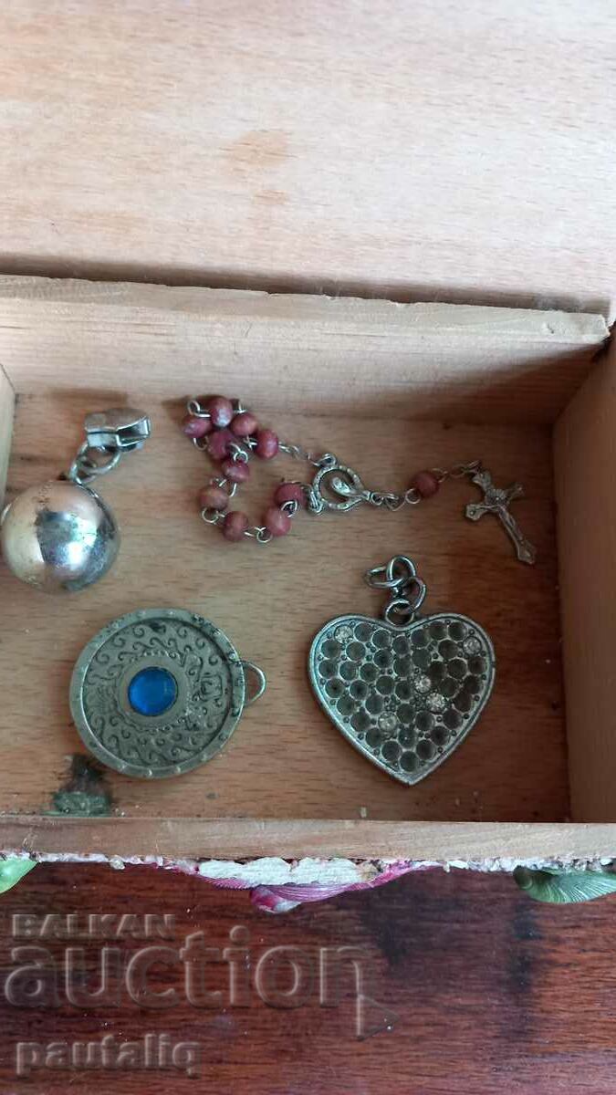 OLD BOX OF SHELLS - 7 OLD BOX OF SHELLS - 7