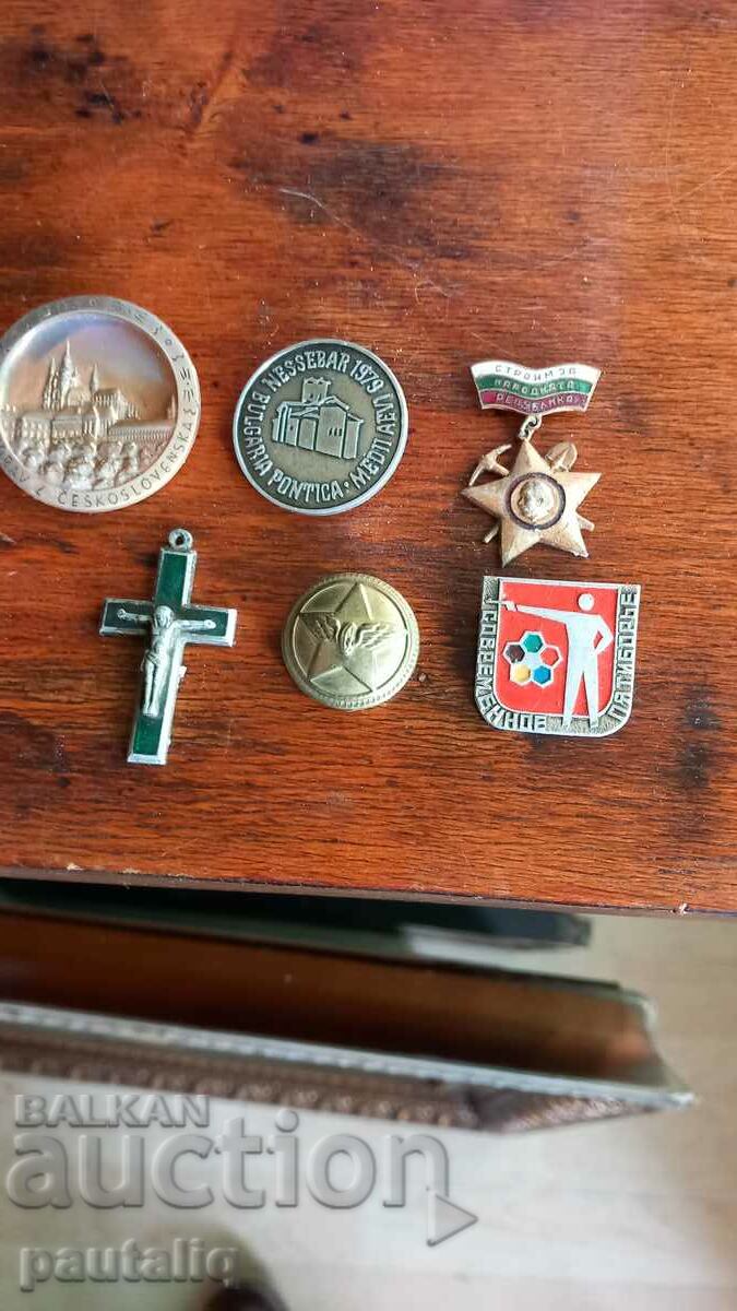 LOT OF BADGES AND PENDANTS