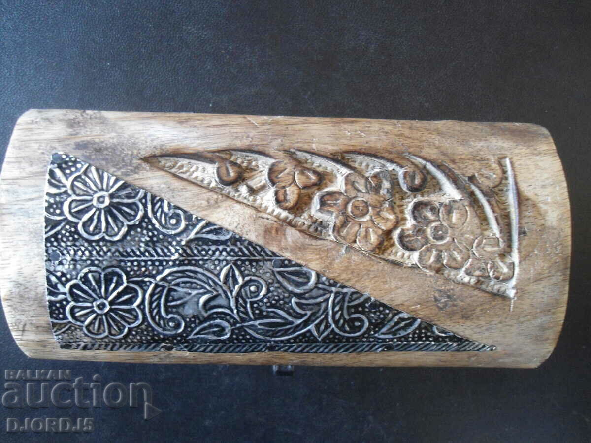 Old wooden box, carving, fittings with price 12.00 BGN | € 6.14 Old wooden box, carving, fittings with price 12.00 BGN | € 6.14
