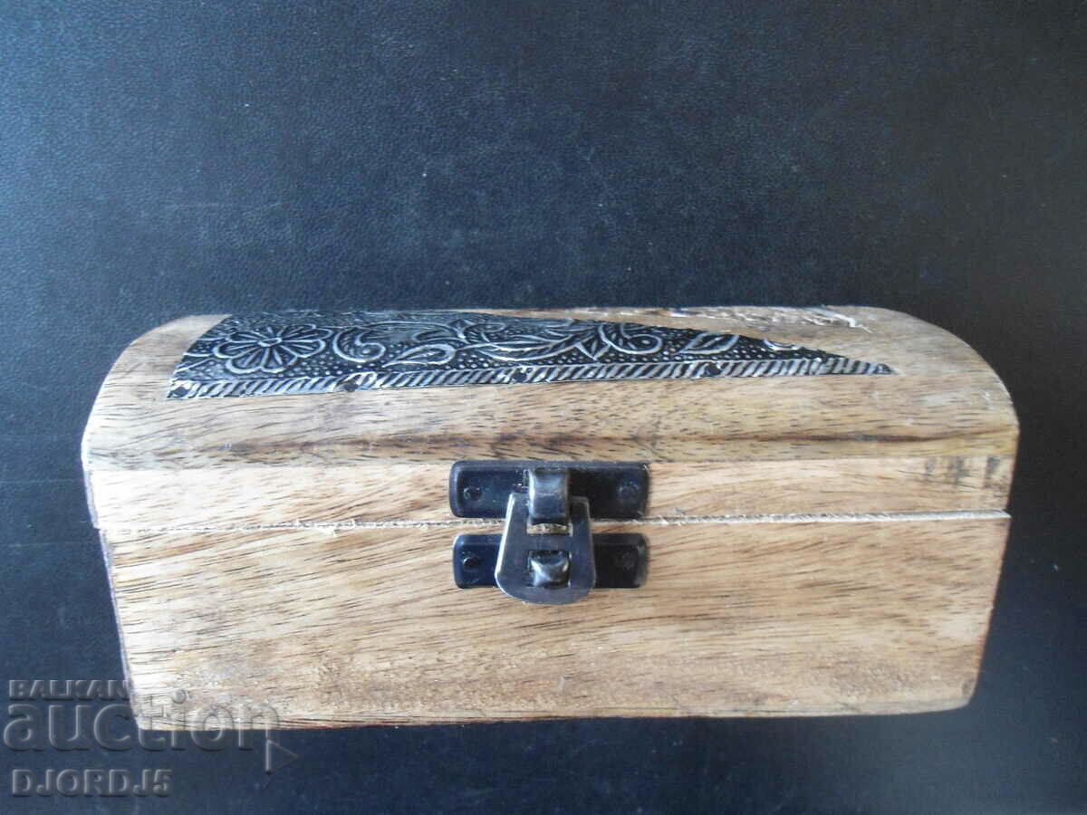 Auction Old wooden box, carving, fittings Auction Old wooden box, carving, fittings