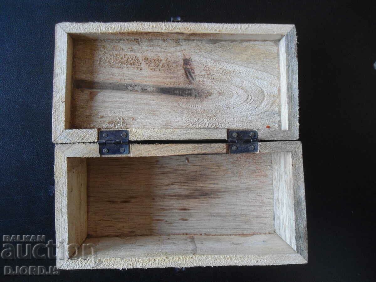 Delivery of Old wooden box, carving, fittings Delivery of Old wooden box, carving, fittings