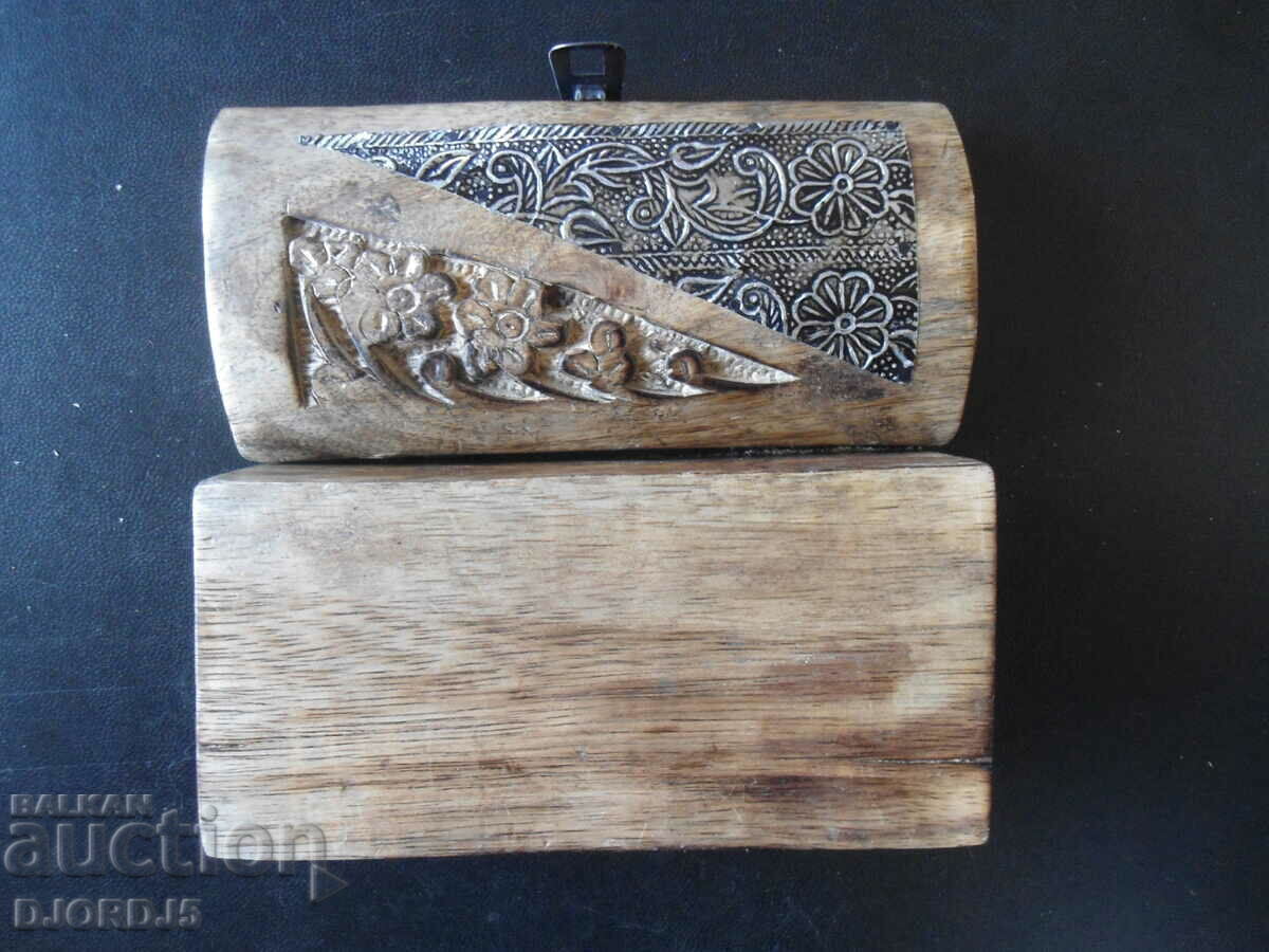 Old wooden box, carving, fittings - 5 Old wooden box, carving, fittings - 5