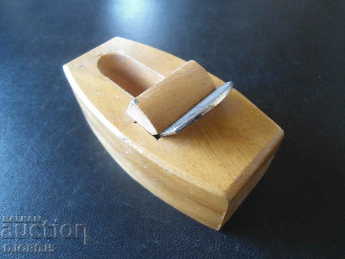 Rideau mic vechi, suvenir cu preț 7.00 BGN | € 3.58 Rideau mic vechi, suvenir cu preț 7.00 BGN | € 3.58