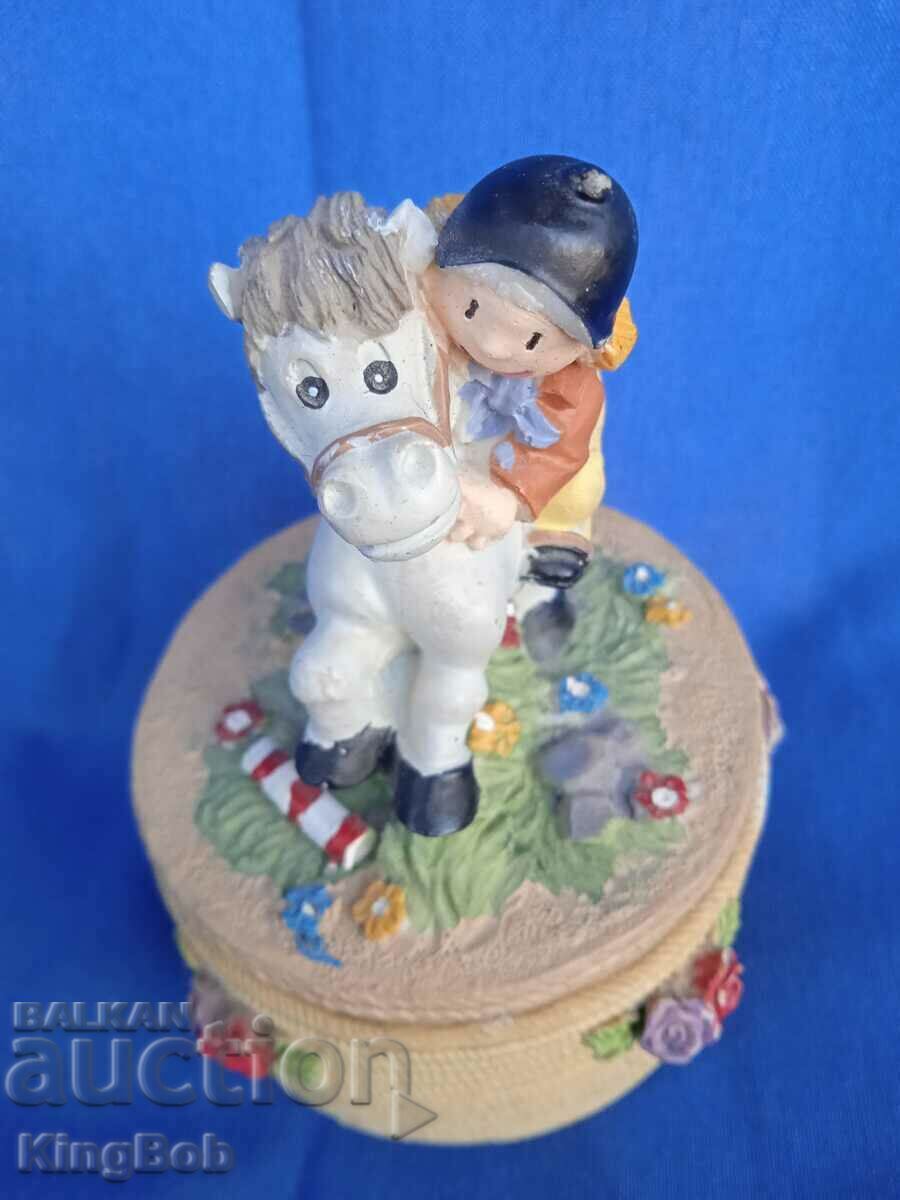 ИЗЯЩНА ВИНТИДЖ КУТИЯ ЗА БИЖУТА "КОННИК" с цена 12.00 лв. | € 6.14 ИЗЯЩНА ВИНТИДЖ КУТИЯ ЗА БИЖУТА "КОННИК" с цена 12.00 лв. | € 6.14