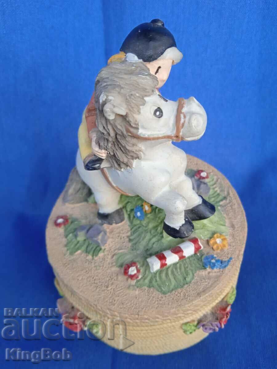 Аукцион ИЗЯЩНА ВИНТИДЖ КУТИЯ ЗА БИЖУТА "КОННИК" Аукцион ИЗЯЩНА ВИНТИДЖ КУТИЯ ЗА БИЖУТА "КОННИК"