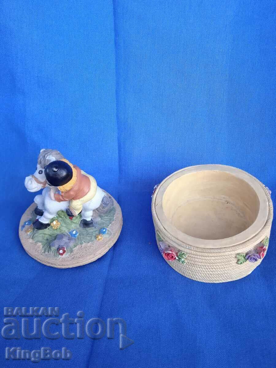 Доставка на ИЗЯЩНА ВИНТИДЖ КУТИЯ ЗА БИЖУТА "КОННИК" Доставка на ИЗЯЩНА ВИНТИДЖ КУТИЯ ЗА БИЖУТА "КОННИК"