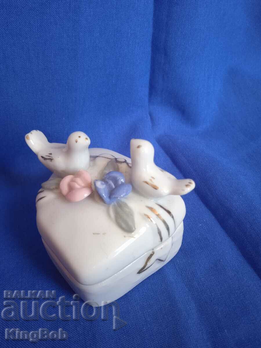 EXCELLENT VINTAGE CANDLE HOLDER-JEWELRY BOX "PIGEONS" with price 5.00 BGN | € 2.56 EXCELLENT VINTAGE CANDLE HOLDER-JEWELRY BOX "PIGEONS" with price 5.00 BGN | € 2.56