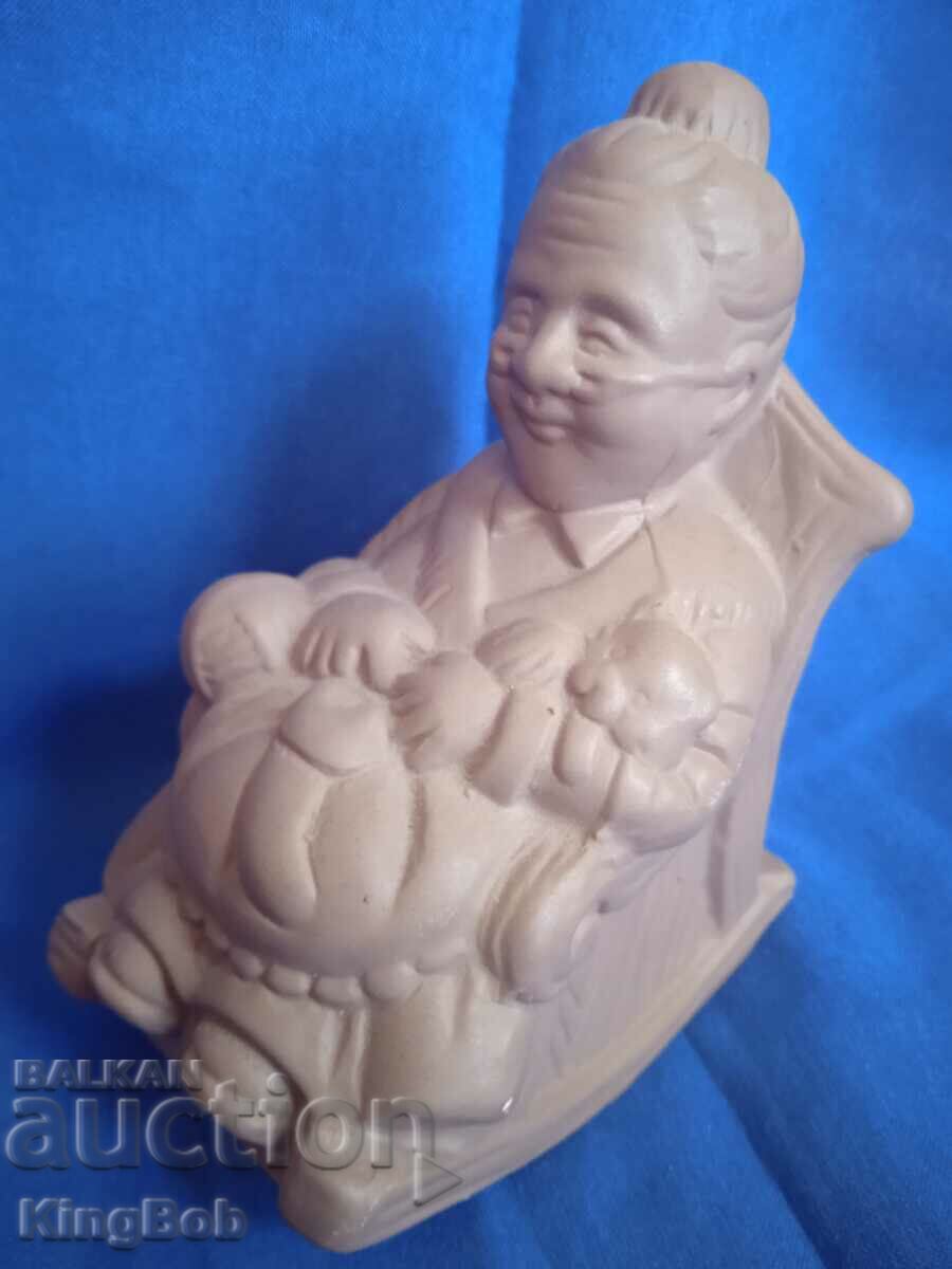 EXCELLENT VINTAGE GRANDMA ON A ROCKING CHAIR FIGURE - 5 EXCELLENT VINTAGE GRANDMA ON A ROCKING CHAIR FIGURE - 5