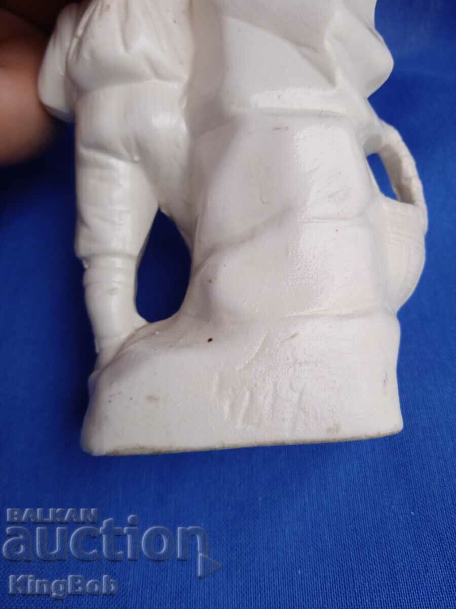Livrarea FIGURA DE PORCELAN DE EPOCA "TINERET CU COS" Livrarea FIGURA DE PORCELAN DE EPOCA "TINERET CU COS"