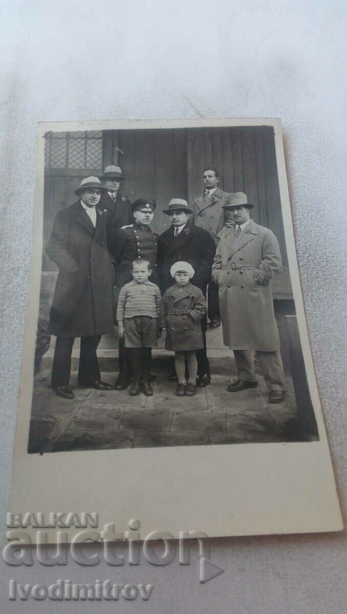 Fotografie Sofia Ofițer bărbați și doi copii în fața Vămii 1934