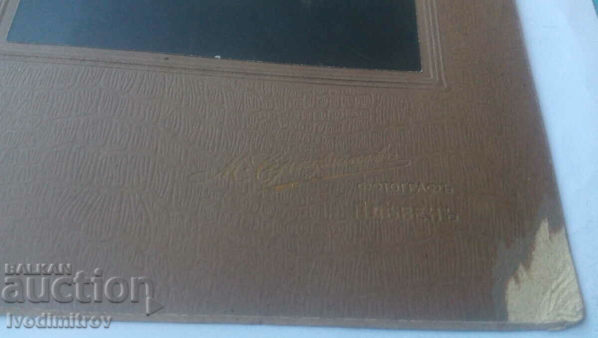 Φωτογραφία Νεαρή γυναίκα σε ένα φωτεινό φόρεμα από χαρτόνι με τιμή 9.65 BGN | € 4.93 Φωτογραφία Νεαρή γυναίκα σε ένα φωτεινό φόρεμα από χαρτόνι με τιμή 9.65 BGN | € 4.93