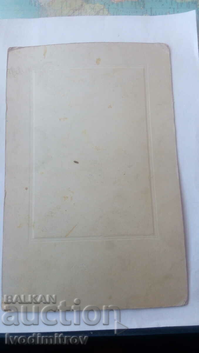 Δημοπρασία Φωτογραφία Νεαρή γυναίκα σε ένα φωτεινό φόρεμα από χαρτόνι Δημοπρασία Φωτογραφία Νεαρή γυναίκα σε ένα φωτεινό φόρεμα από χαρτόνι