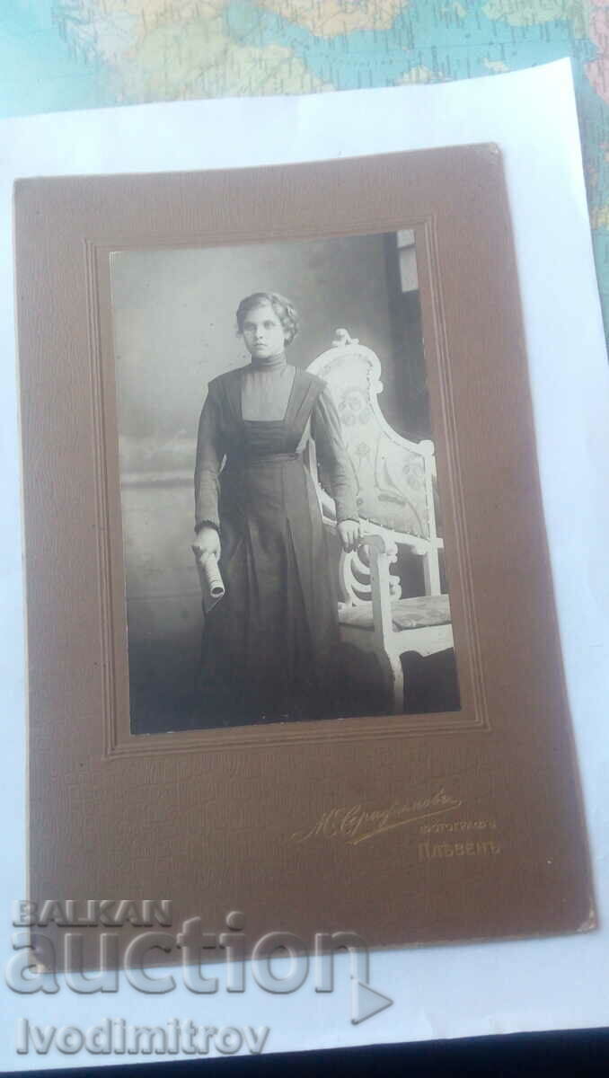 Photo Young woman in a black dress Cardboard