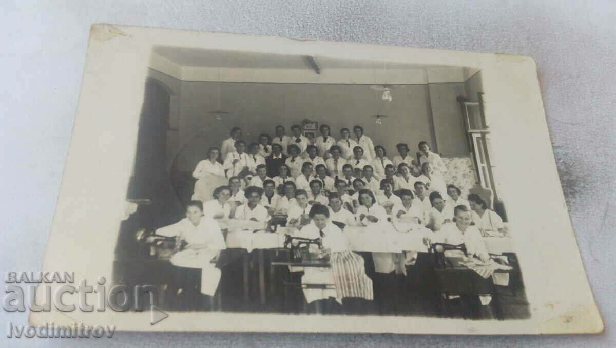 Foto elevii clasei a V-a la ora de cusut, 1939
