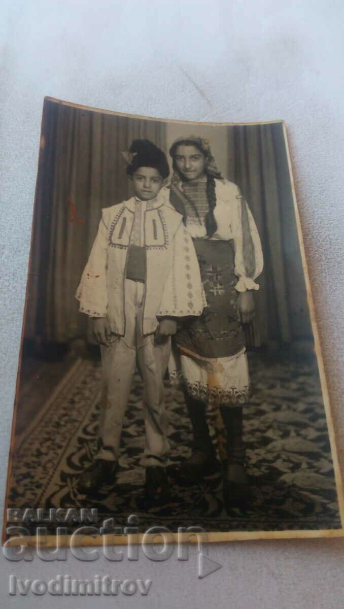 Φωτογραφία Αγόρι και κορίτσι με παραδοσιακές φορεσιές