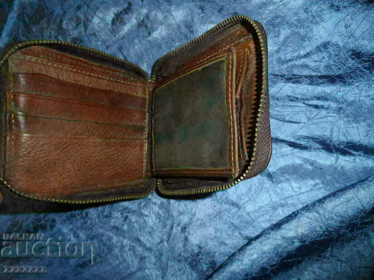 Delivery of old genuine leather wallet Delivery of old genuine leather wallet