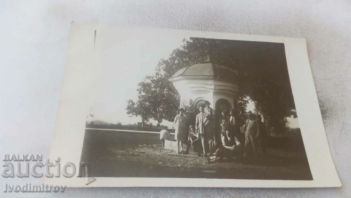 Photo Men and women in front of a gazebo