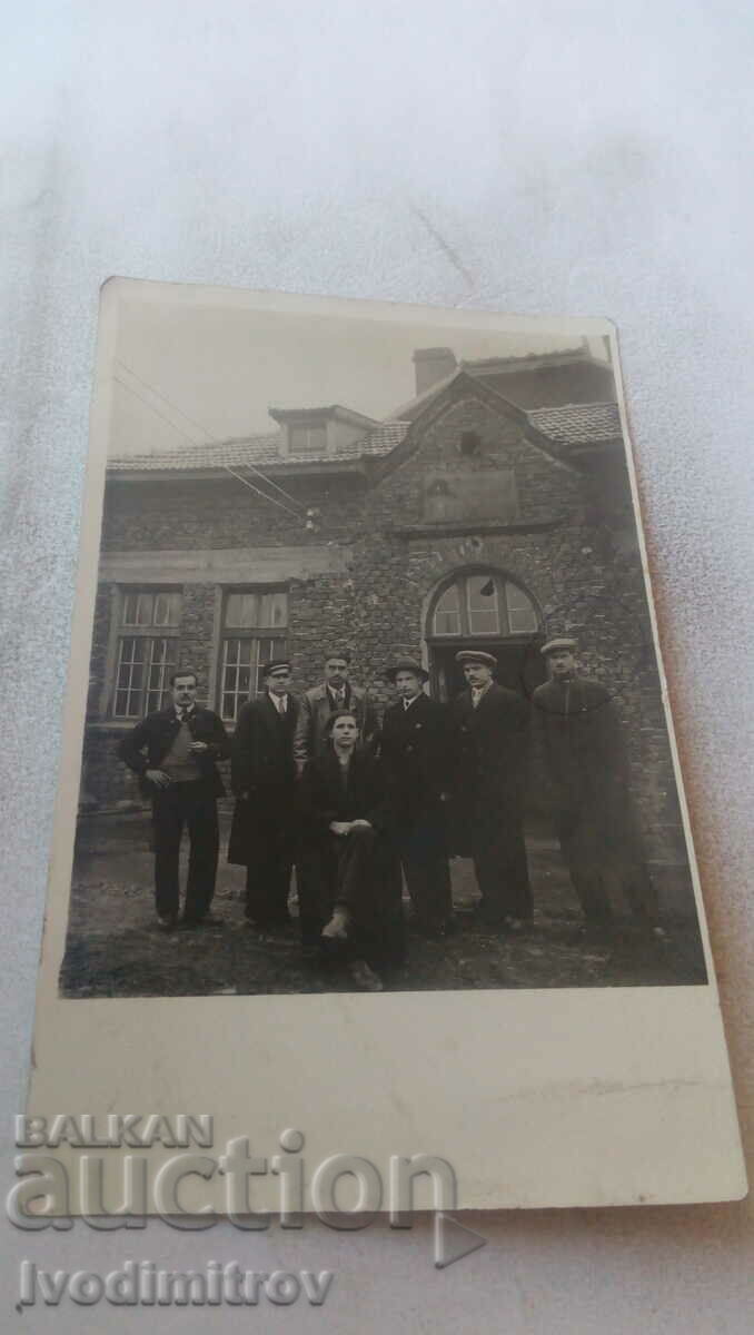 Foto Bărbați în fața unei clădiri nou construite