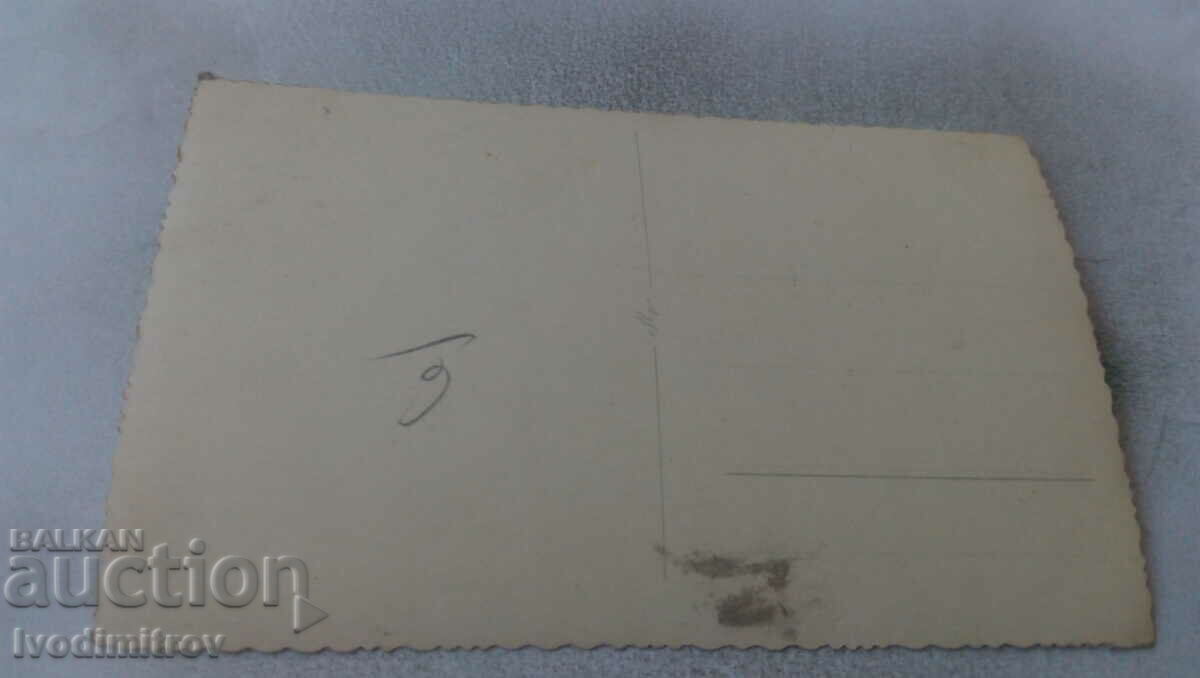 Photo Men women and girls with retro skis in the mountains with price 1.45 BGN | € 0.74 Photo Men women and girls with retro skis in the mountains with price 1.45 BGN | € 0.74