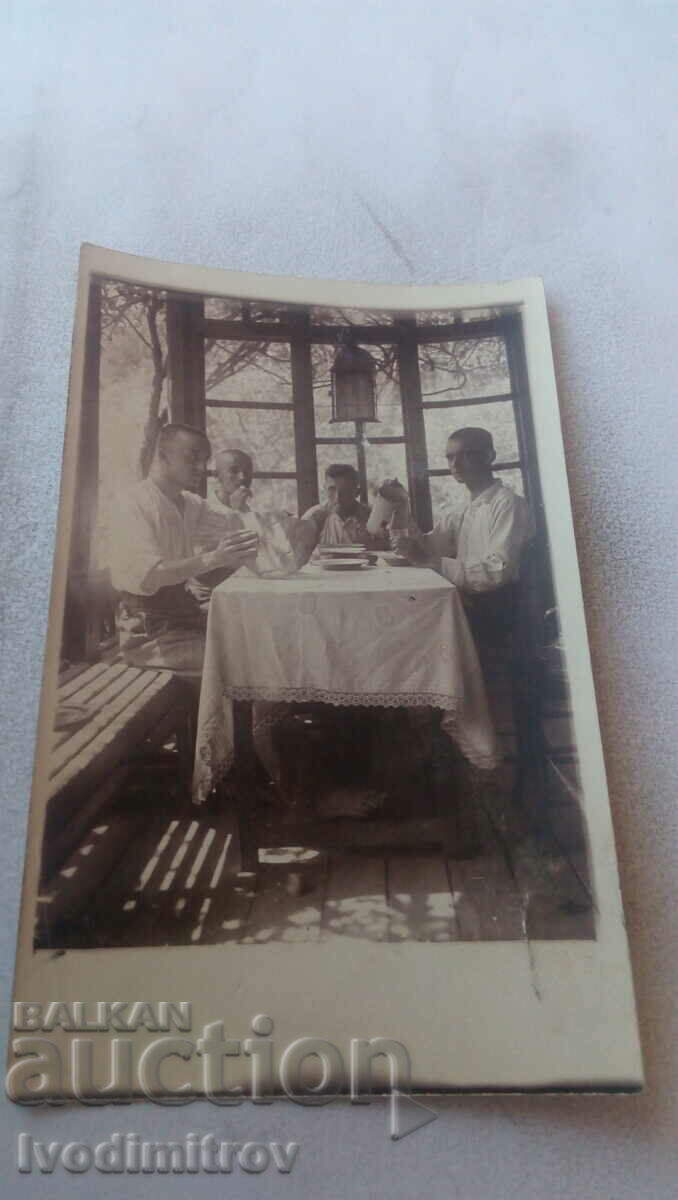 Снимка Млади мъже пиещи чай