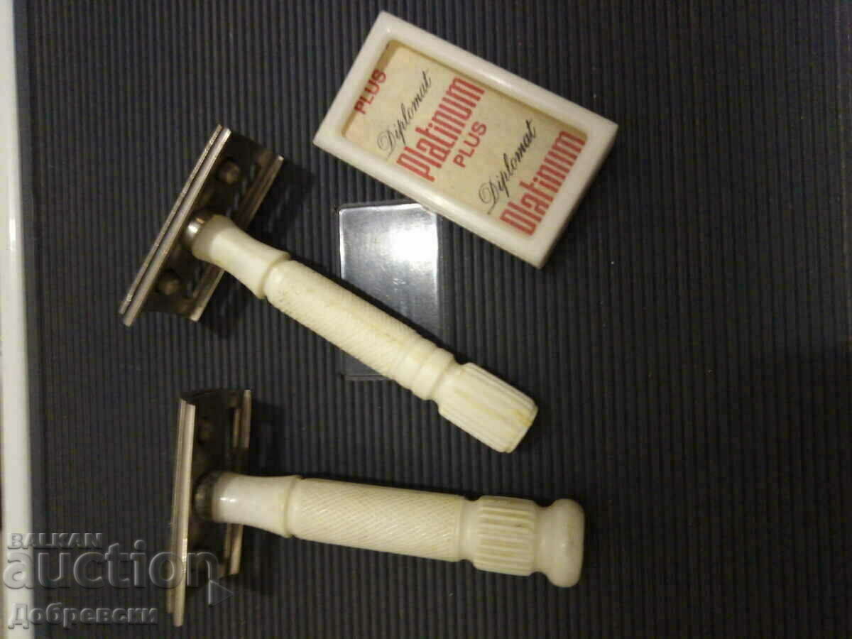 An old razor with replaceable blades