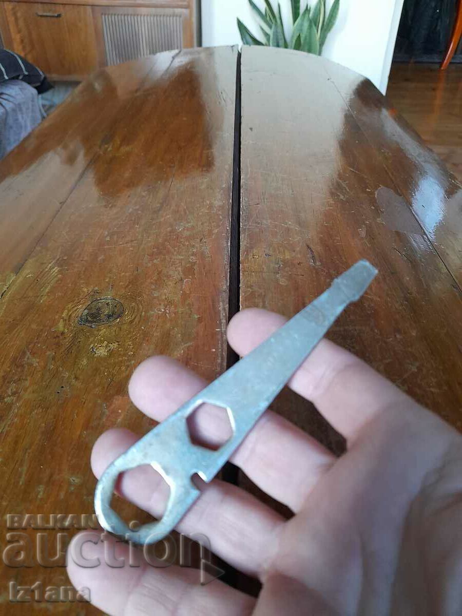 Cheie veche de bicicletă cu preț 5.00 BGN | € 2.56 Cheie veche de bicicletă cu preț 5.00 BGN | € 2.56