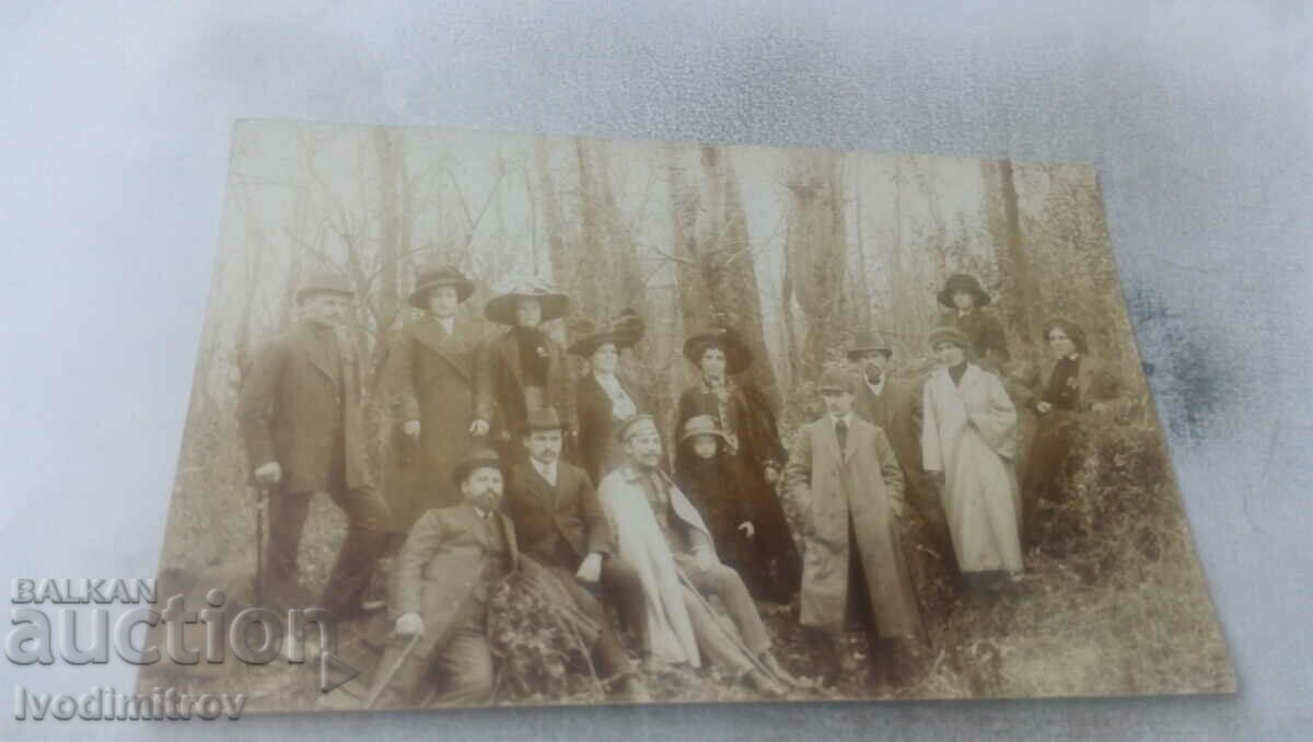 Снимка Садовецъ Офицер мъже и жени в гората 1912