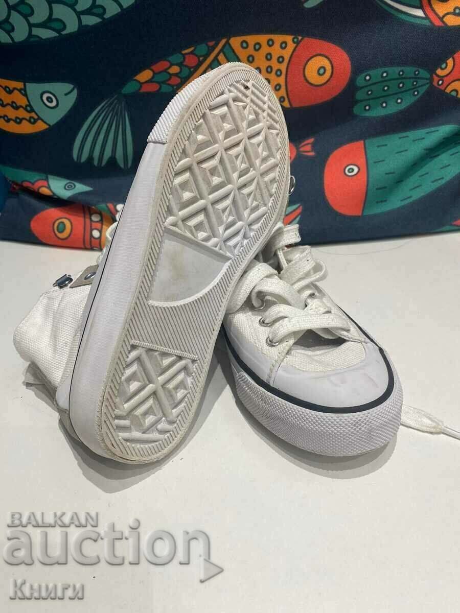 Adidași pentru copii - numărul 35 cu preț 20.00 BGN | € 10.23