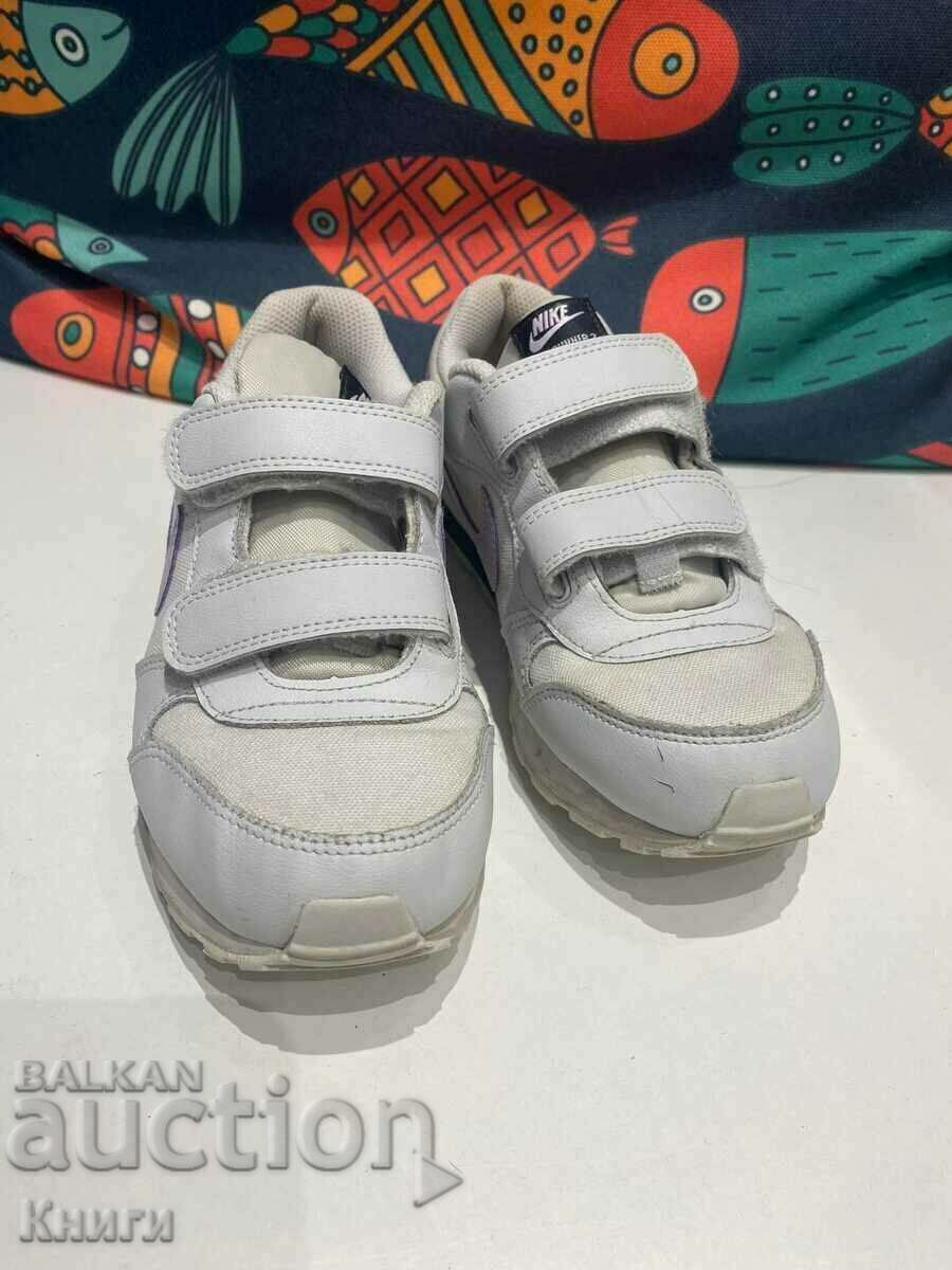 Adidasi pentru copii Nike - numărul 34 cu preț € 10.00 | 19.56 BGN