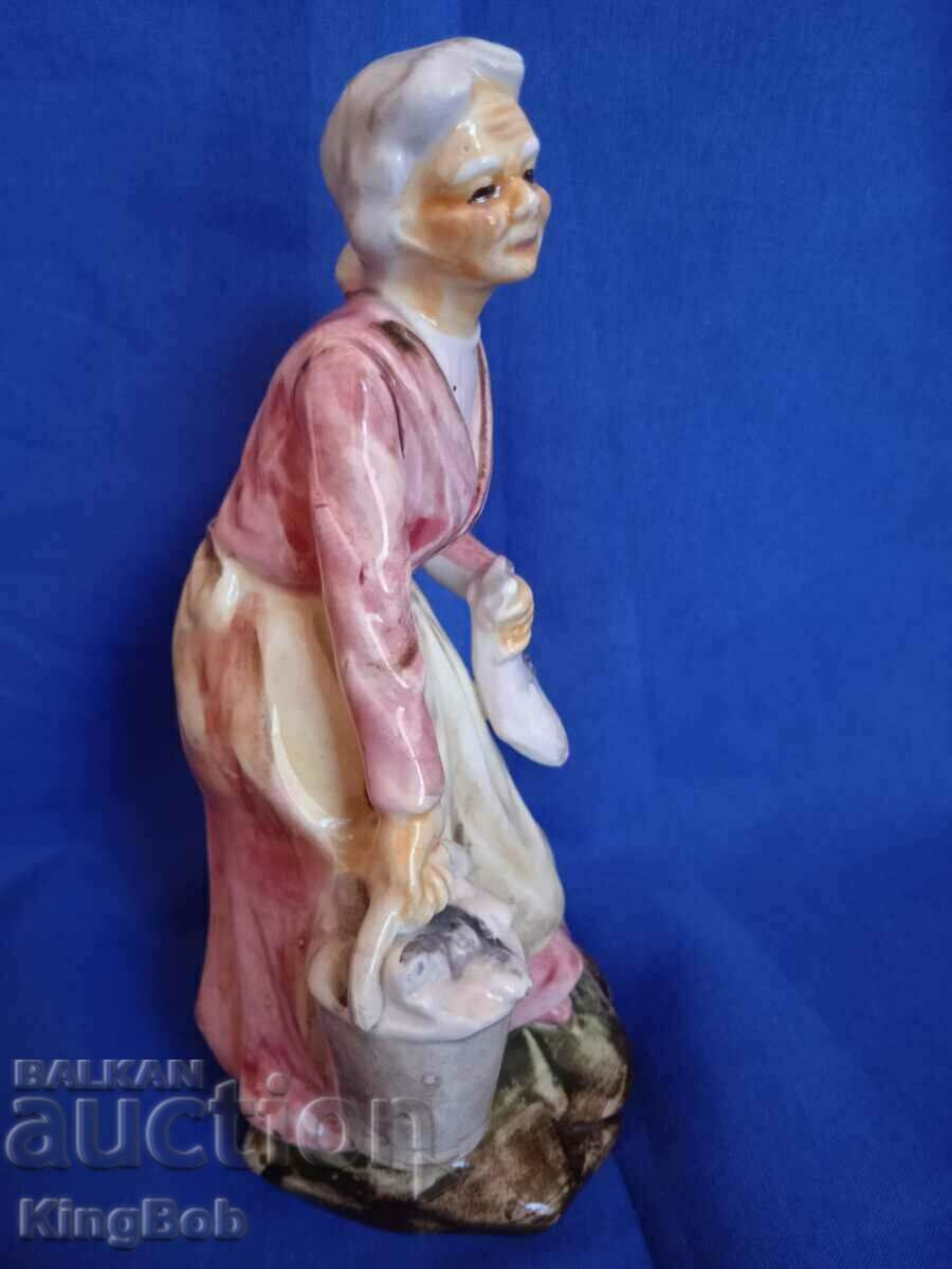 ИЗЯЩНА ПОРЦЕЛАНОВА ФИГУРА "ГОСПОЖАТА ОТ РИБНИЯ ПАЗАР" с цена 16.00 лв. | € 8.18 ИЗЯЩНА ПОРЦЕЛАНОВА ФИГУРА "ГОСПОЖАТА ОТ РИБНИЯ ПАЗАР" с цена 16.00 лв. | € 8.18