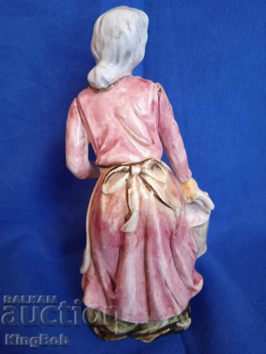 Аукцион ИЗЯЩНА ПОРЦЕЛАНОВА ФИГУРА "ГОСПОЖАТА ОТ РИБНИЯ ПАЗАР" Аукцион ИЗЯЩНА ПОРЦЕЛАНОВА ФИГУРА "ГОСПОЖАТА ОТ РИБНИЯ ПАЗАР"