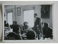 O fotografie veche a lui Todor Jivkov la o masă