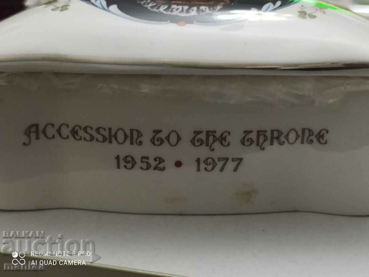Δημοπρασία Αναμνηστικό πορσελάνινο κουτί Elizabeth || 1977 Δημοπρασία Αναμνηστικό πορσελάνινο κουτί Elizabeth || 1977
