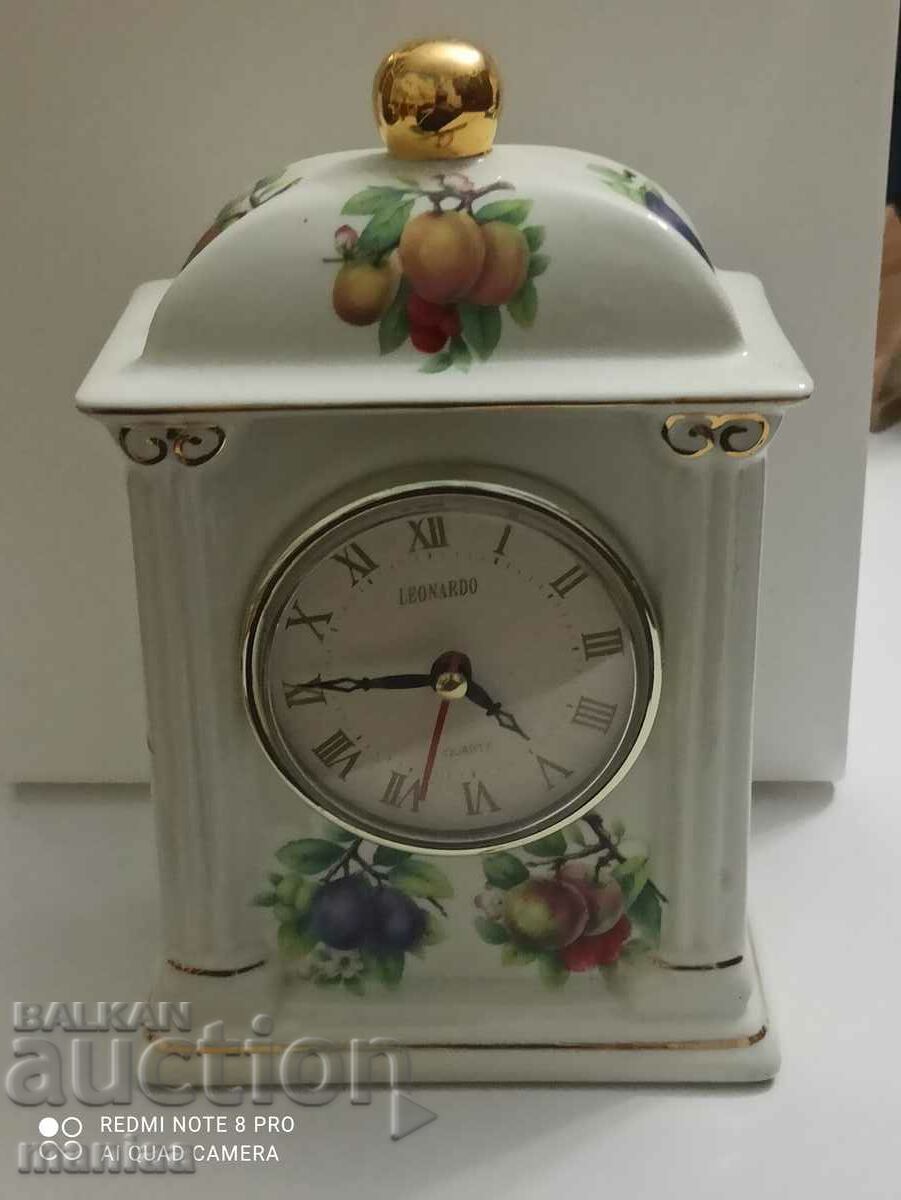 Порцеланов настолен часовник с цена 199.00 лв. | € 101.75 Порцеланов настолен часовник с цена 199.00 лв. | € 101.75