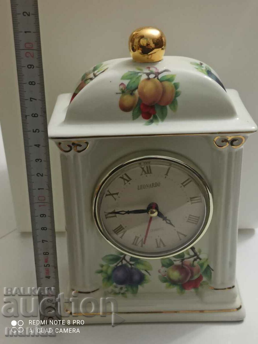 Порцеланов настолен часовник Порцеланов настолен часовник