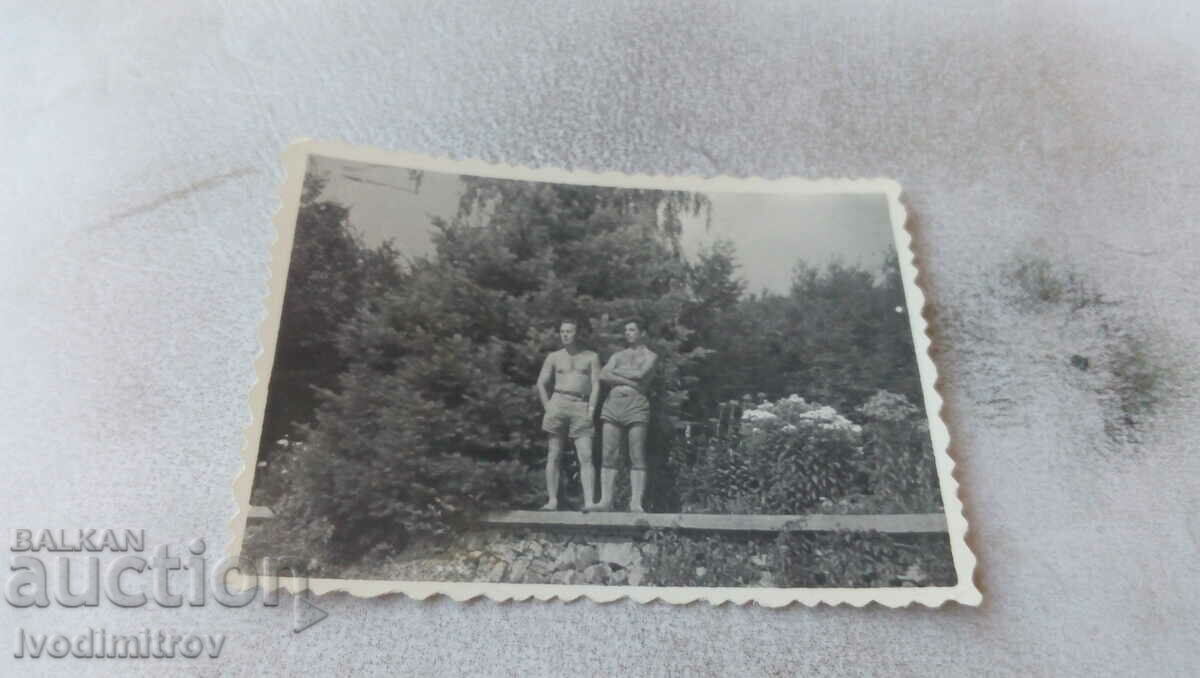 Foto Doi bărbați în pantaloni scurți 1959