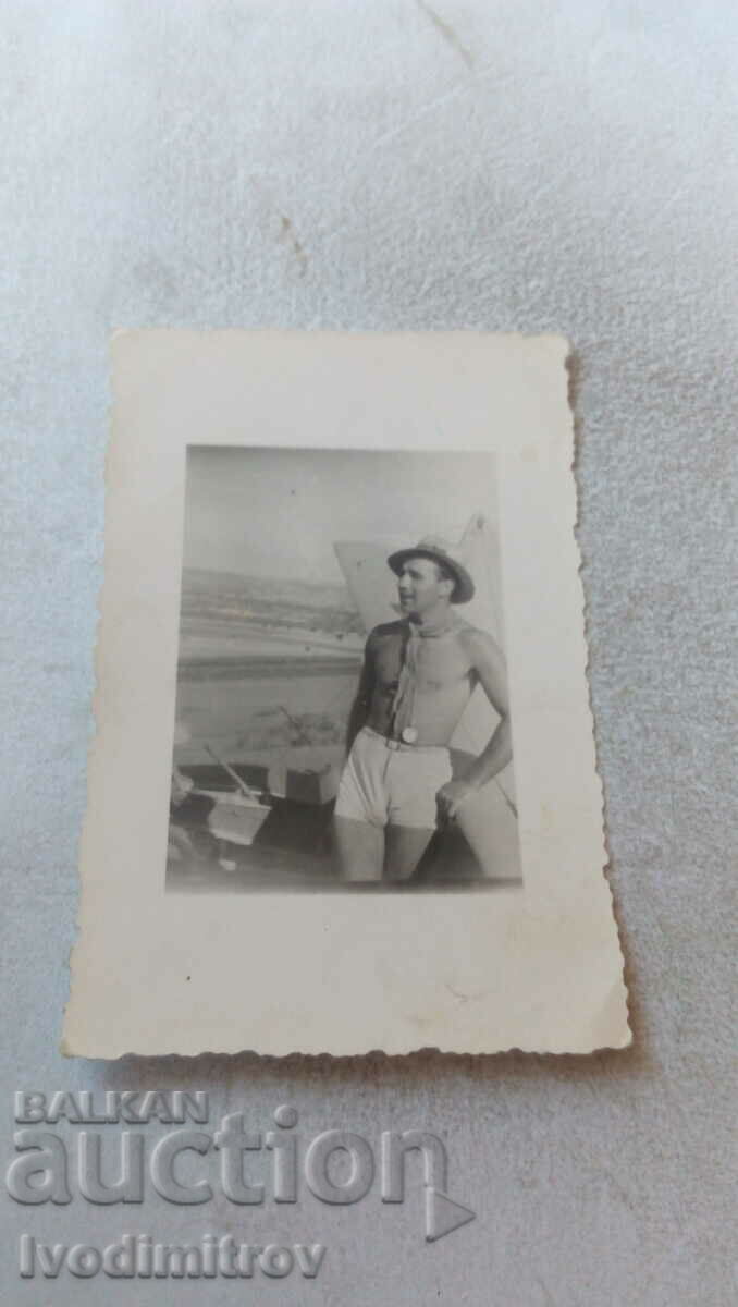 Fotografie Aprilovo Un bărbat cu sassi pantaroni 1944