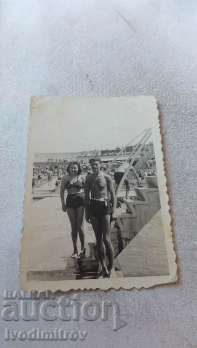 Fotografie Bărbat și tânără pe plajă