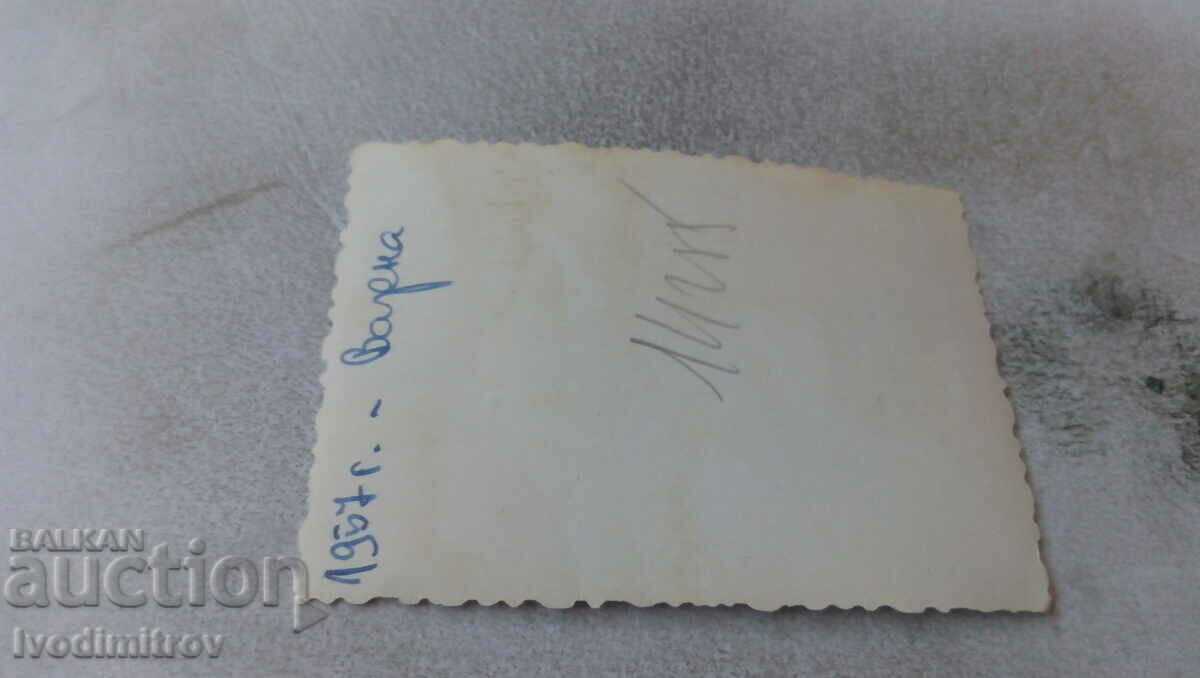 Fotografie Varna Doi bărbați și două femei pe plajă 1957 cu preț 1.15 BGN | € 0.59 Fotografie Varna Doi bărbați și două femei pe plajă 1957 cu preț 1.15 BGN | € 0.59