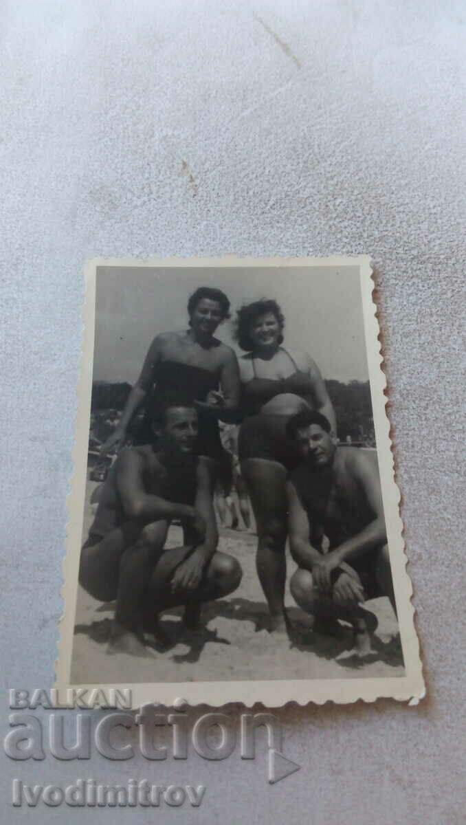 Fotografie Varna Doi bărbați și două femei pe plajă 1957